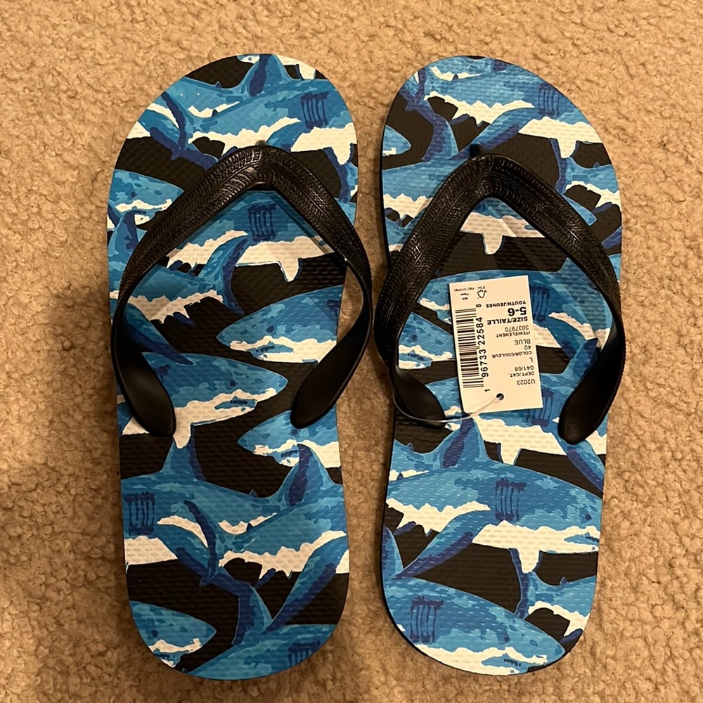 Children’s Place Flip Flops, boys 5/6